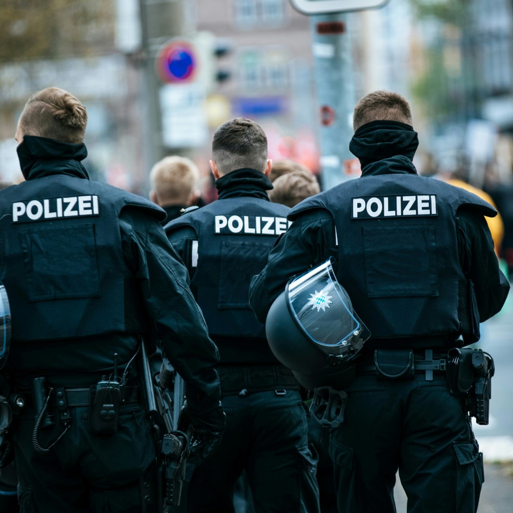 Polizei, Personenstandskontrolle, Verwaltungsrecht, Übergriffig, Polizeigewalt, Rechte, Mitwirkungspflicht, Kontrolle, Identitätsfeststellung , Beschwerde Polizei, unrechtmäßig, Gegenwehr