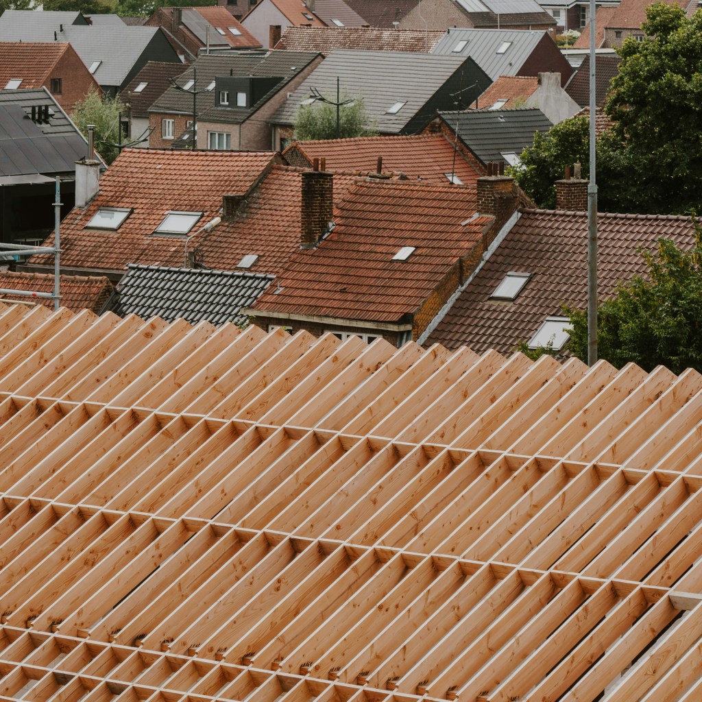 Bauschaden, Bauschäden, Offenes Dach, Reingeregnet, Wasser im Treppenhaus, Baustelle, Gebäudeschäden
